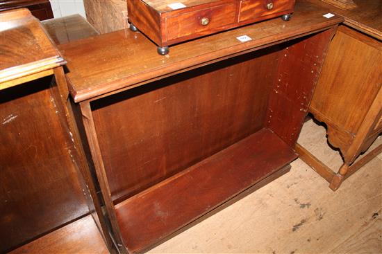 Mahogany dwarf open bookcase(-)